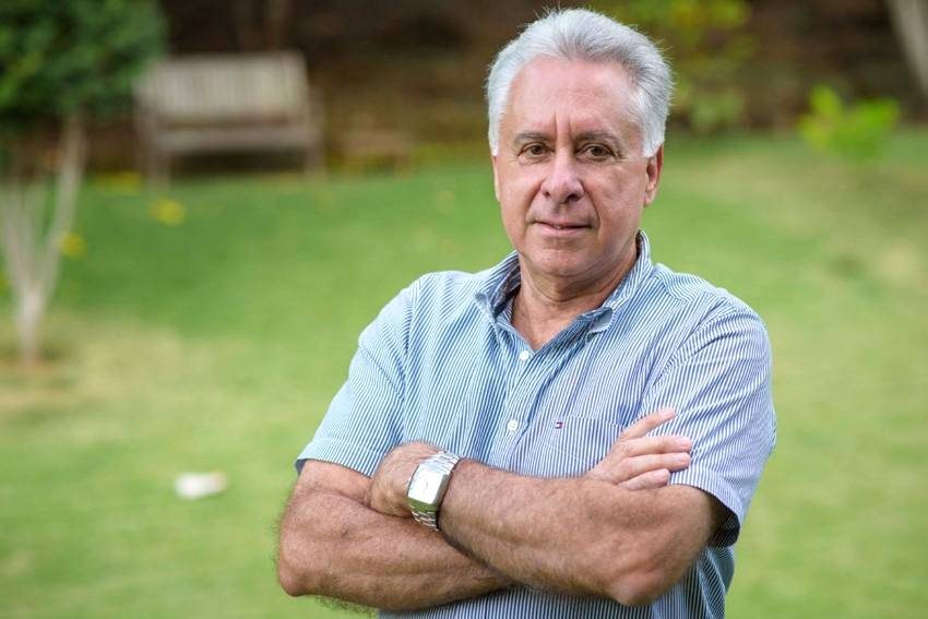 Prof. Acelino Couto Alfenas, arms crossed, on a lawn