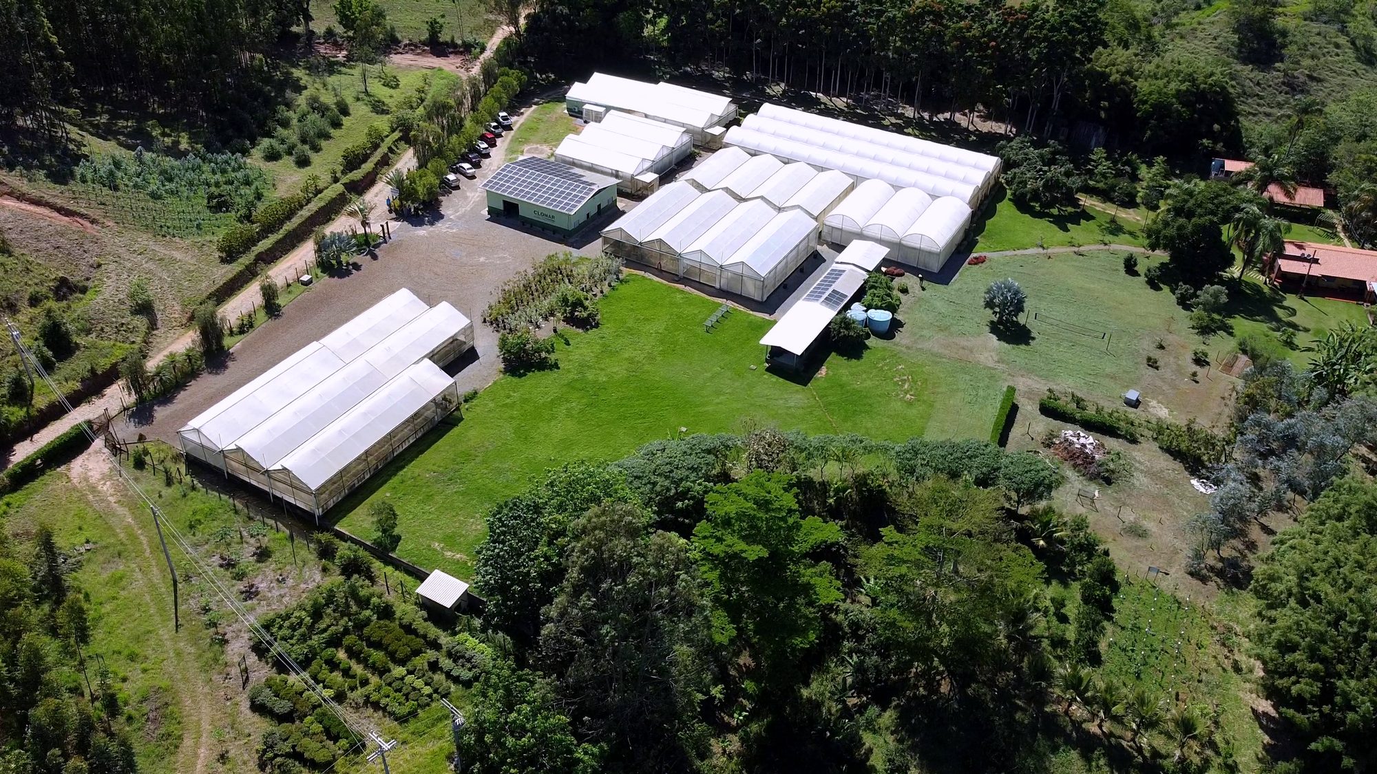 Vista aérea da estrutura da Clonar em Viçosa, MG: casas de vegetação, laboratório, galpão e viveiro de produção